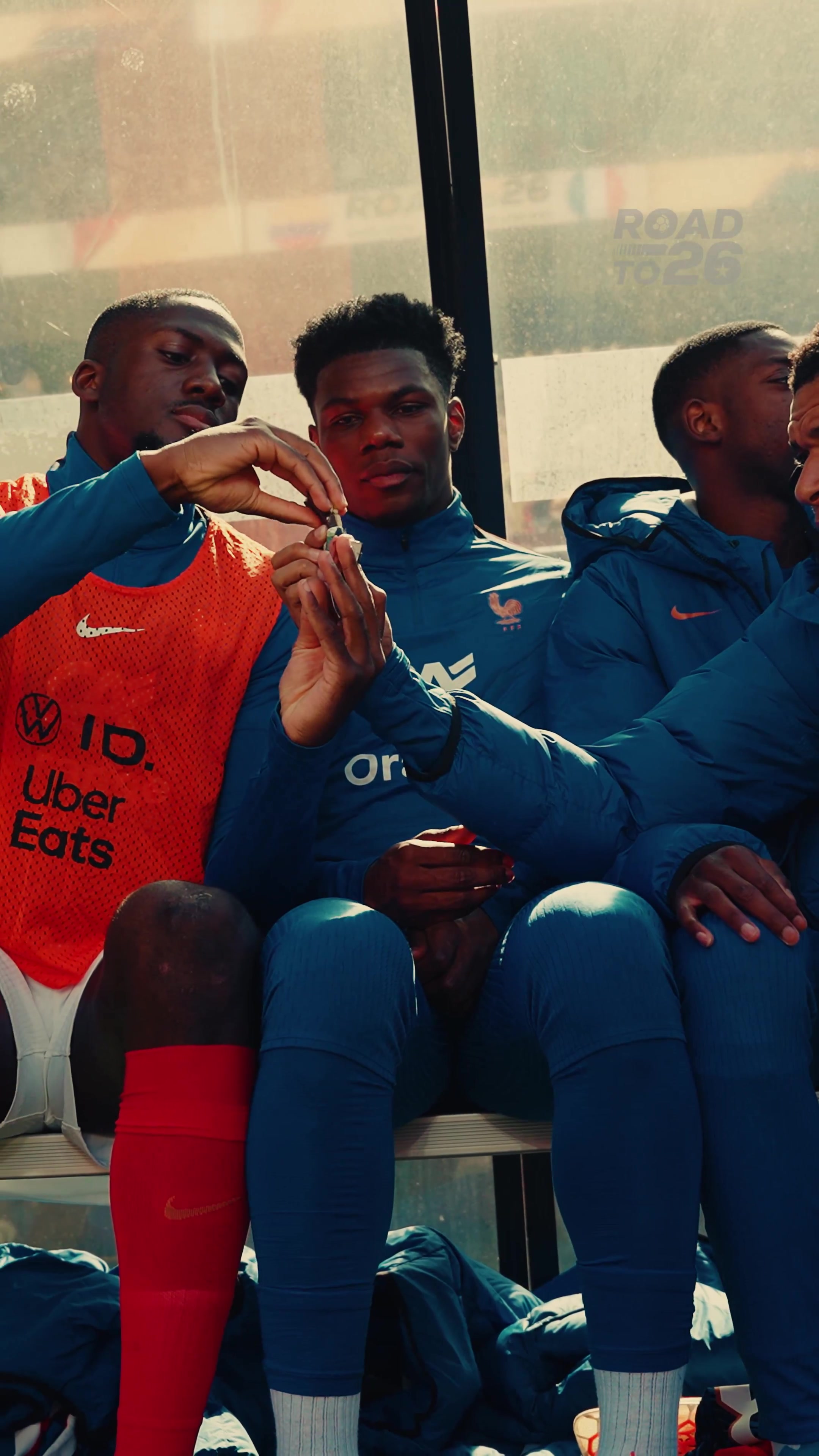 你给我来点！姆巴佩替补席找科纳特要零食，吃了一口给了琼阿梅尼